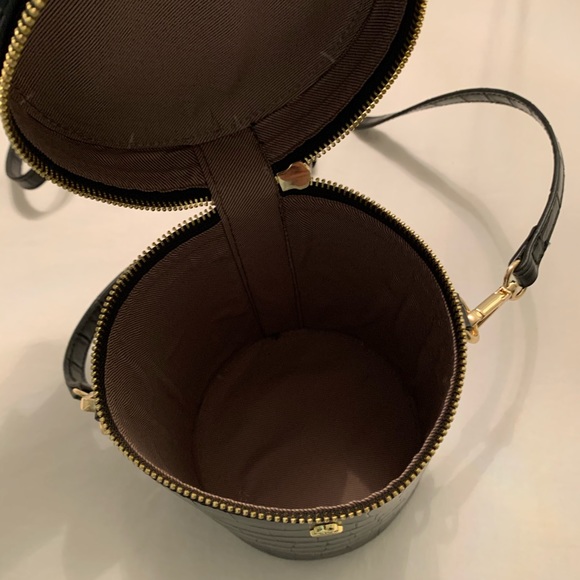 London Fog Leather Bag - Picture 4 of 4